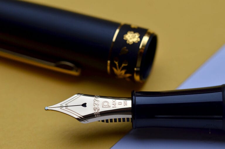 3776 Pure Gold Zogan Sakura Fountain pen by Platinum 3