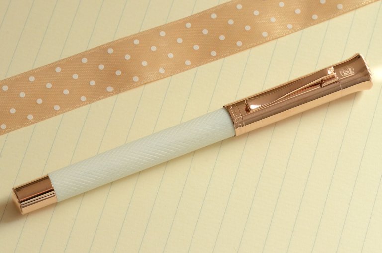 Stylo-plume Guilloché Champagne blush de Graf von Faber-Castell 1