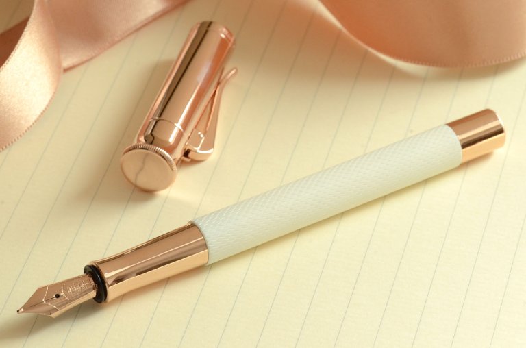 Stylo-plume Guilloché Champagne blush de Graf von Faber-Castell 2