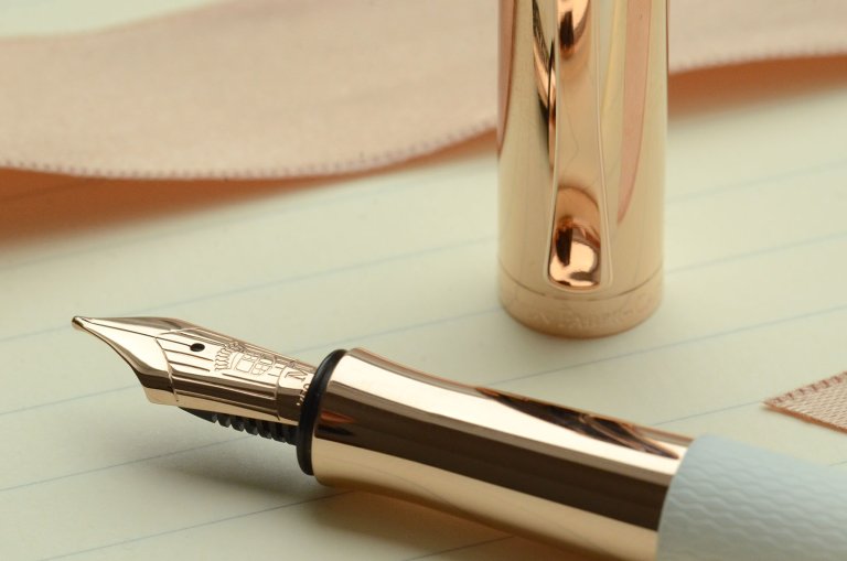 Stylo-plume Guilloché Champagne blush de Graf von Faber-Castell 3