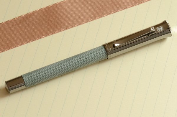 Stylo-plume Guilloché Vert sauge de Graf von Faber-Castell 1