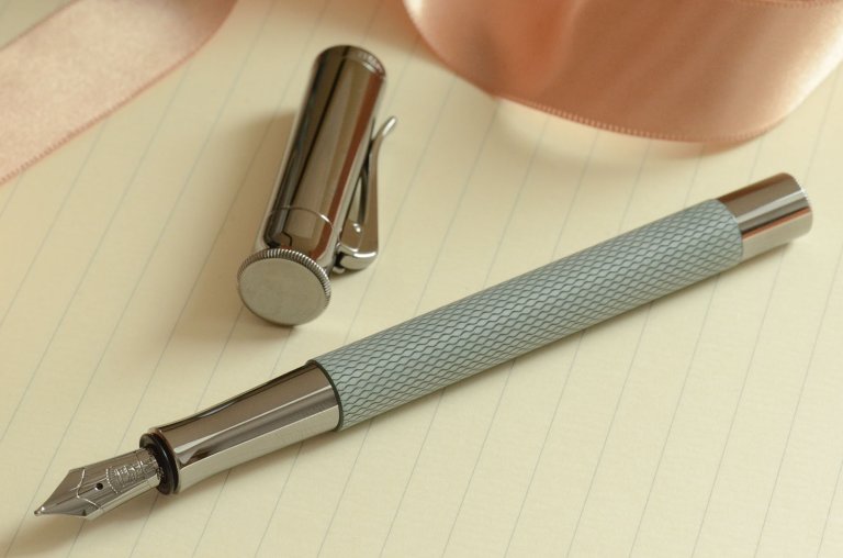 Stylo-plume Guilloché Vert sauge de Graf von Faber-Castell 2