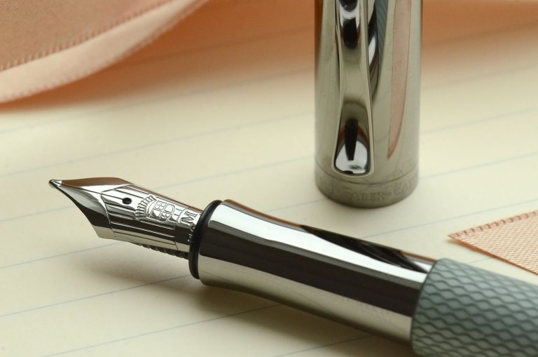 Stylo-plume Guilloché Vert sauge de Graf von Faber-Castell 3